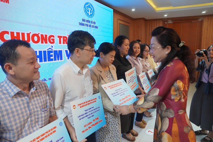 Tặng thẻ BHYT cho người ngh&egrave;o để kh&ocirc;ng ai bị bỏ lại ph&iacute;a sau - Ảnh 2.