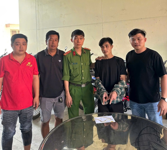 Người dân phối hợp công an bắt kẻ cướp tiệm vàng ở Tây Ninh - Ảnh 1.
