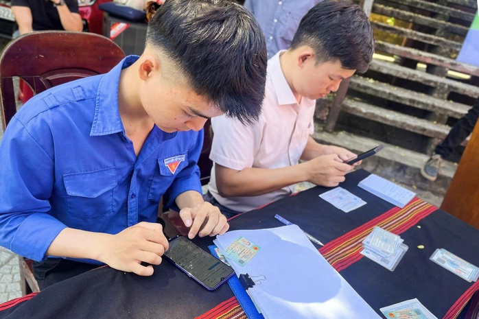 Đưa th&ocirc;ng tin vượt n&uacute;i, mở đường tho&aacute;t ngh&egrave;o cho v&ugrave;ng s&acirc;u - Ảnh 4.