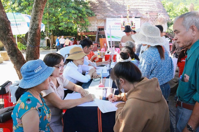 Đưa th&ocirc;ng tin vượt n&uacute;i, mở đường tho&aacute;t ngh&egrave;o cho v&ugrave;ng s&acirc;u - Ảnh 1.