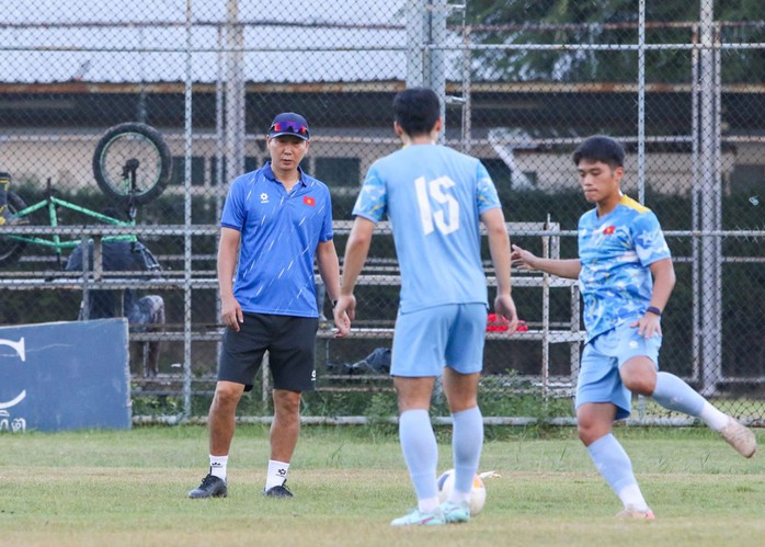 Trung vệ "th&eacute;p" U22 Việt Nam muốn "kh&oacute;a chặt" tiền đạo U22 Th&aacute;i Lan - Ảnh 4.