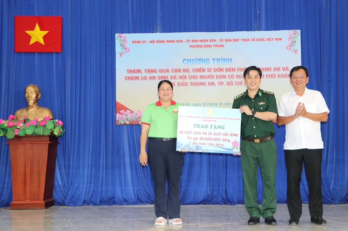 TPHCM: Phường B&igrave;nh Trưng b&agrave;y tỏ t&igrave;nh cảm đến người d&acirc;n x&atilde; Thạnh An - Ảnh 3.