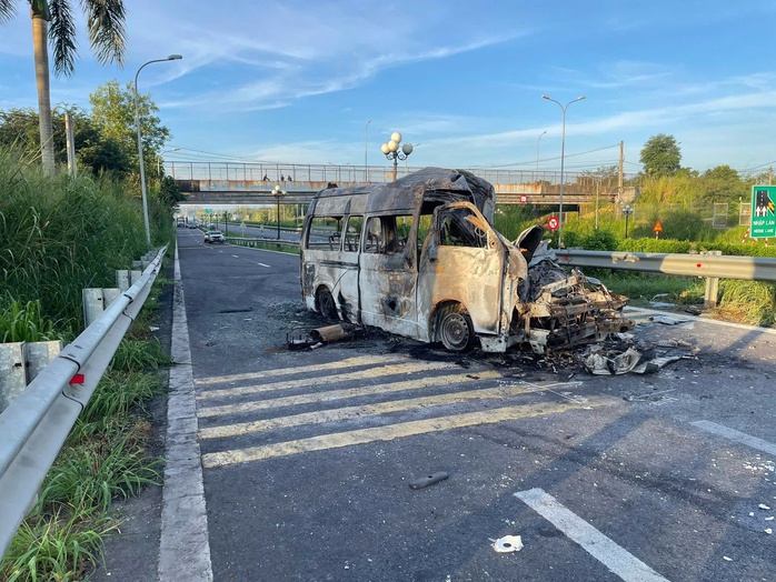 Xe cứu thương t&ocirc;ng xe đầu k&eacute;o tr&ecirc;n cao tốc , 3 người tử vong thương t&acirc;m - Ảnh 1.