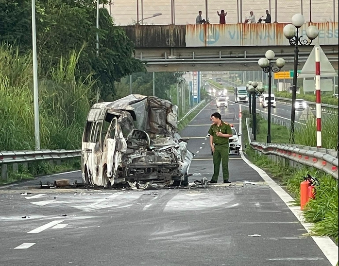 Thông tin mới vụ xe cứu thương tông đuôi xe container rồi bốc cháy làm 3 người chết - Ảnh 2.