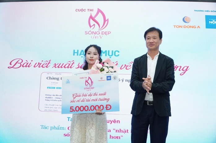 B&aacute;o Thanh Ni&ecirc;n trao giải cuộc thi Sống Đẹp lần 5: Đong đầy cảm x&uacute;c - Ảnh 5.