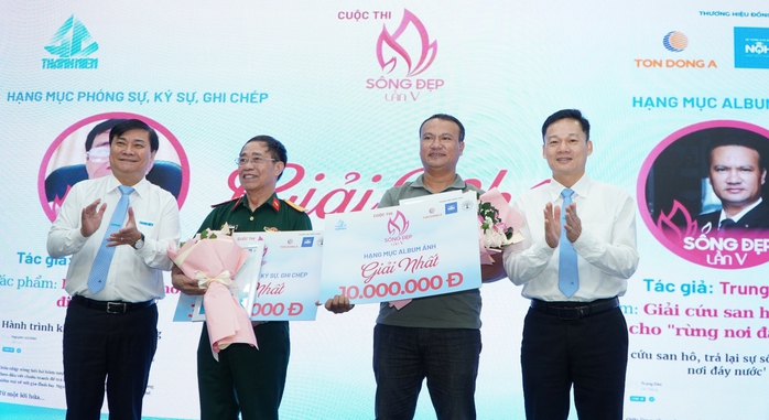 B&aacute;o Thanh Ni&ecirc;n trao giải cuộc thi Sống Đẹp lần 5: Đong đầy cảm x&uacute;c - Ảnh 3.