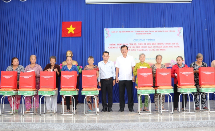 TPHCM: Phường B&igrave;nh Trưng b&agrave;y tỏ t&igrave;nh cảm đến người d&acirc;n x&atilde; Thạnh An - Ảnh 1.