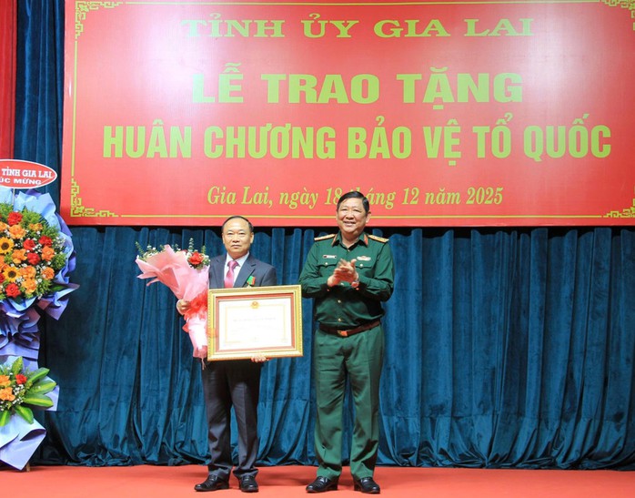 B&iacute; thư Tỉnh ủy Gia Lai nhận Hu&acirc;n chương Bảo vệ Tổ quốc hạng Ba - Ảnh 1.