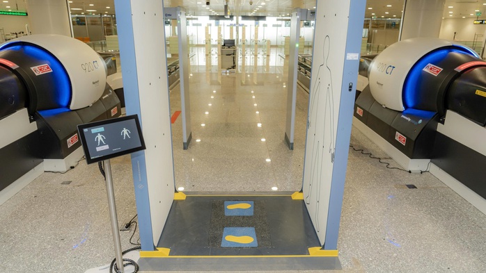 S&acirc;n bay Nội B&agrave;i c&oacute; m&aacute;y soi chiếu hiện đại, c&oacute; cần th&aacute;o gi&agrave;y, thắt lưng khi kiểm tra an ninh? - Ảnh 1.