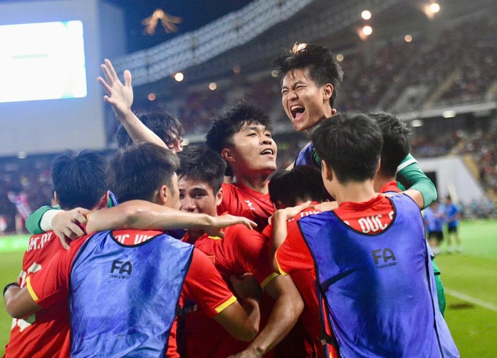Thủ tướng ch&uacute;c mừng Đội tuyển nam U22 v&agrave; Đội tuyển nữ Futsal Việt Nam gi&agrave;nh HCV SEA Games 33 - Ảnh 1.