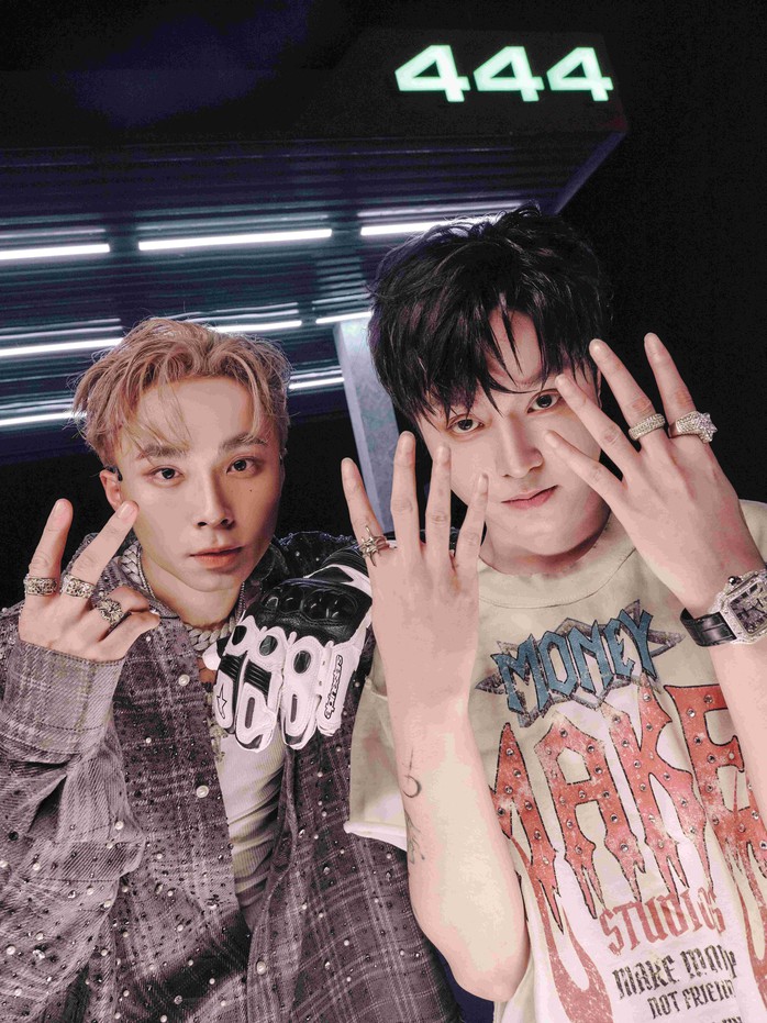 "Ph&ugrave; thủy" WOKEUP ch&iacute;nh thức bước ra &aacute;nh s&aacute;ng - Ảnh 2.