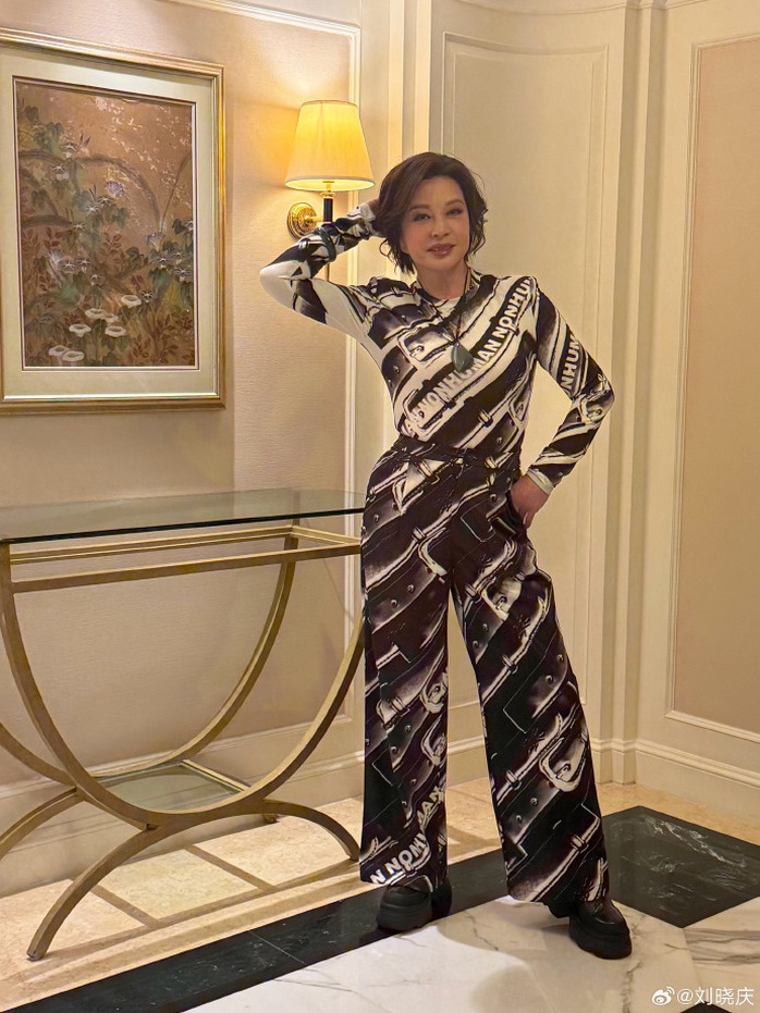 Lưu Hiểu Khánh gây sốc với nhan sắc tươi trẻ tuổi 75 - Ảnh 3.