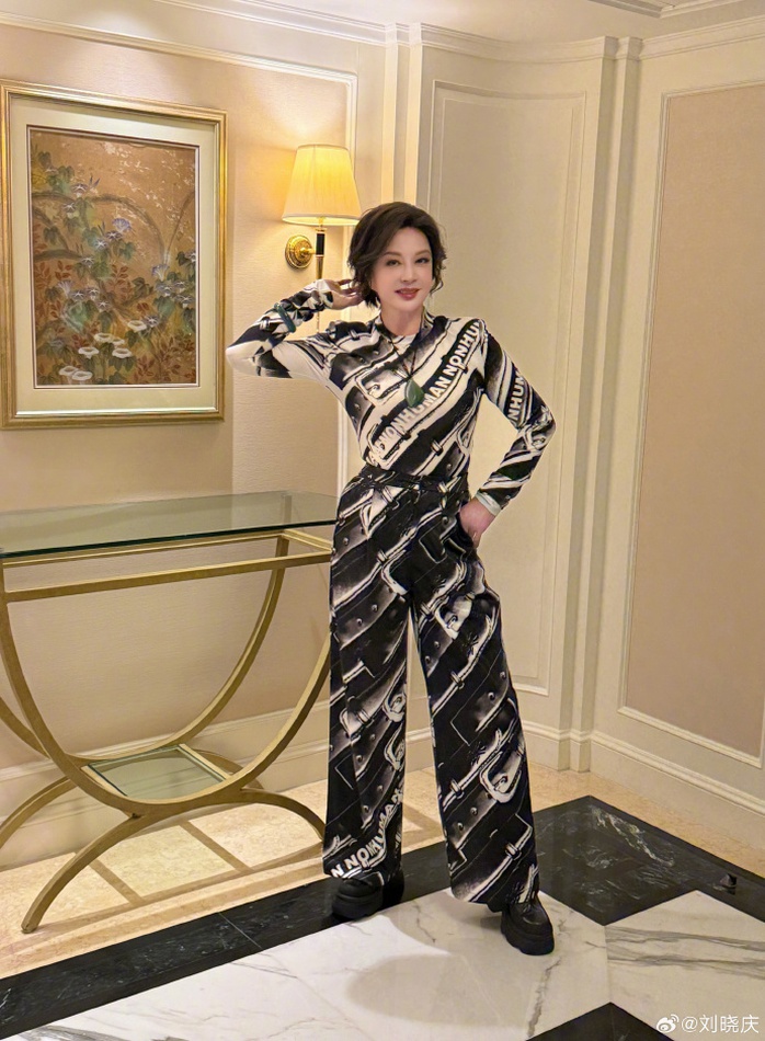 Lưu Hiểu Khánh gây sốc với nhan sắc tươi trẻ tuổi 75 - Ảnh 4.