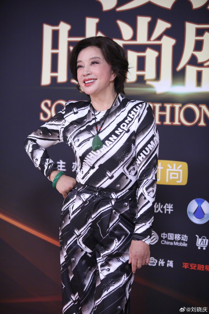 Lưu Hiểu Khánh gây sốc với nhan sắc tươi trẻ tuổi 75 - Ảnh 1.