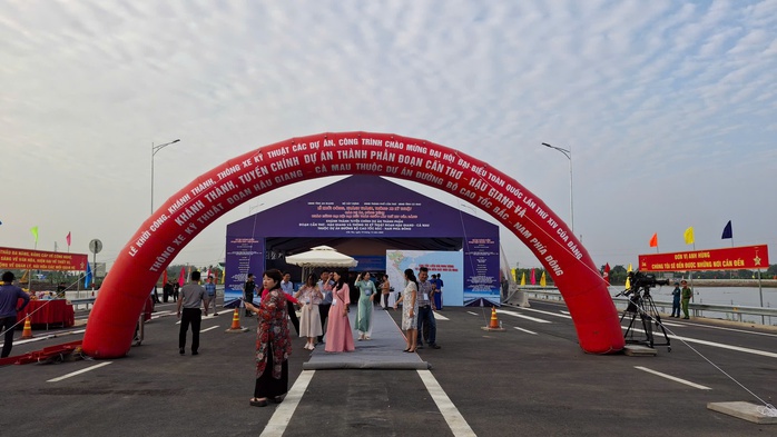 ĐBSCL khởi c&ocirc;ng v&agrave; kh&aacute;nh th&agrave;nh nhiều c&ocirc;ng tr&igrave;nh giao th&ocirc;ng trọng điểm - Ảnh 4.