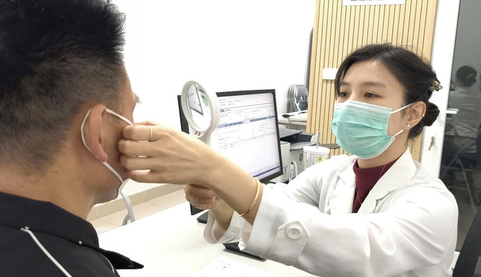 Ngứa dữ dội &ldquo;v&ugrave;ng k&iacute;n&rdquo;, người đ&agrave;n &ocirc;ng t&aacute; hỏa khi ph&aacute;t hiện rận mu k&iacute; sinh - Ảnh 2.