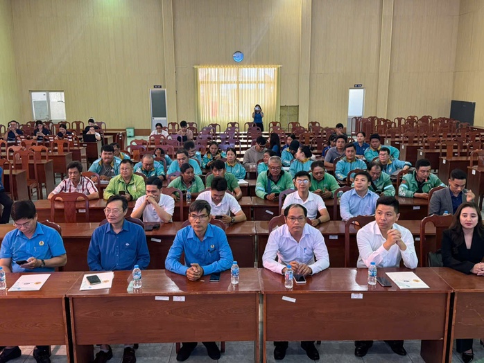 Hỗ trợ t&agrave;i xế xe &ocirc;m c&ocirc;ng nghệ chuyển đổi từ xe xăng sang xe điện - Ảnh 2.