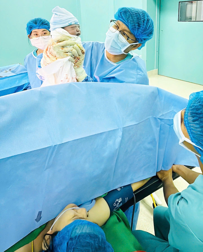 Bệnh viện Đại học Y Dược Bu&ocirc;n Ma Thuột hỗ trợ chi ph&iacute; cho 10 cặp hiếm muộn - Ảnh 1.