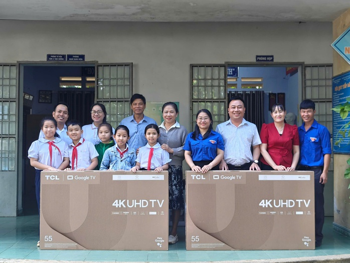 Đo&agrave;n thanh ni&ecirc;n B&aacute;o Người Lao Động v&agrave; TCL tặng trường học Kh&aacute;nh H&ograve;a 50 tivi - Ảnh 6.