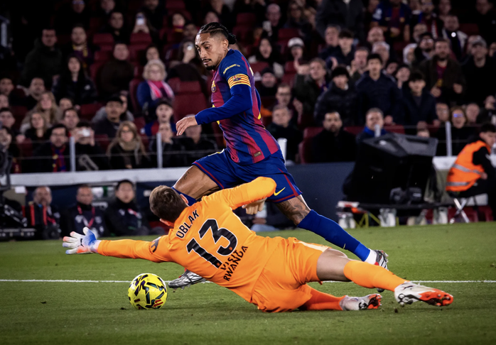 Barcelona ngược dòng hạ Atlético, vững ngôi đầu LaLiga - Ảnh 2.