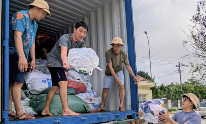 Nghĩa tình của Công an TPHCM với bà con vùng lũ - Ảnh 3.