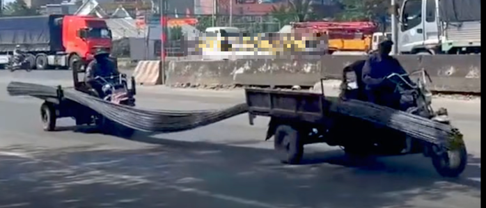 Xử nặng 2 tài xế xe ba gác chở thép dài như ‘đánh đu’ trên Quốc lộ 51 - Ảnh 1.