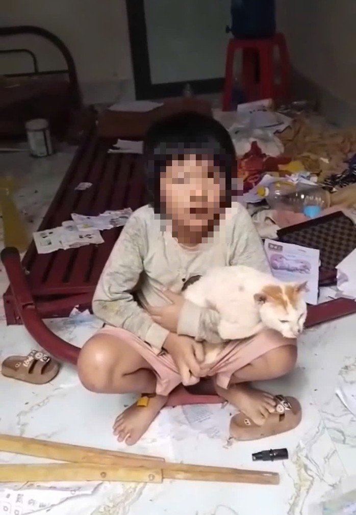 Câu chuyện nhói lòng về 2 cháu bé bị cha xích nhốt trong phòng bẩn thỉu - Ảnh 2.