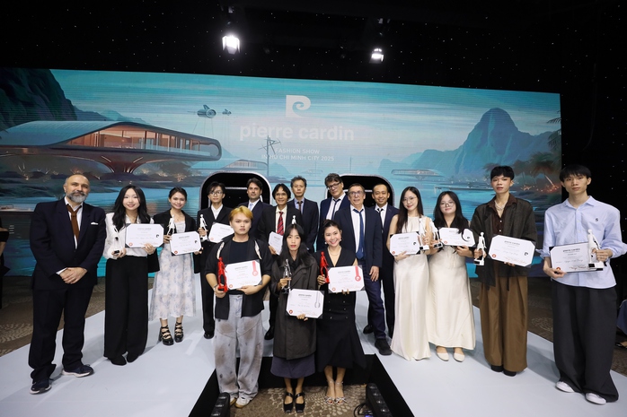 60 mẫu thiết kế Haute Couture "đã mắt" ở Pierre Cardin Fashion Show 2025  - Ảnh 6.