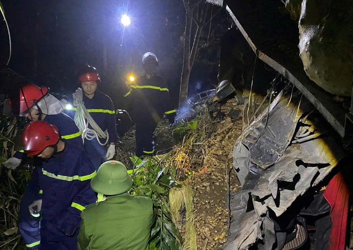 Xe tải lao xuống vực sâu 100 m, tài xế tử vong mắc kẹt trong cabin - Ảnh 1.