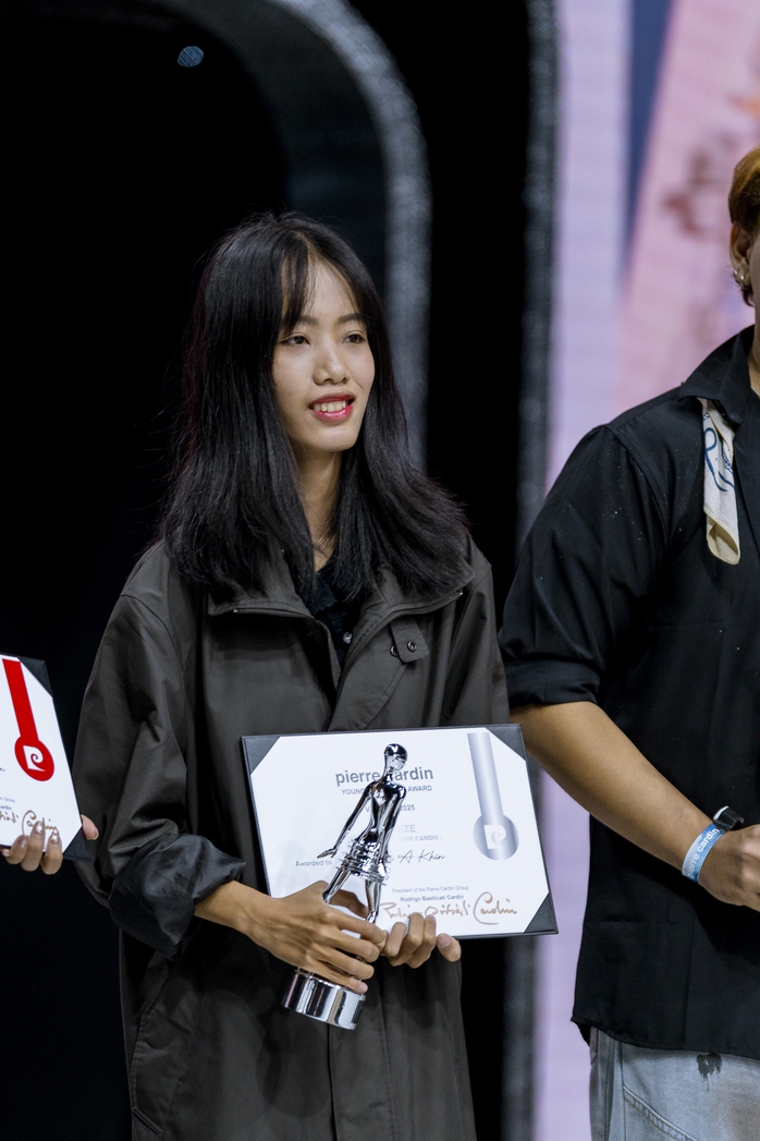 60 mẫu thiết kế Haute Couture "đã mắt" ở Pierre Cardin Fashion Show 2025  - Ảnh 5.