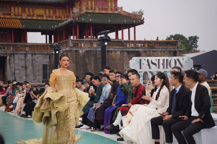 Quảng trường Ngọ môn "bùng nổ" với dàn người đẹp Miss Cosmo 2025 - Ảnh 1.