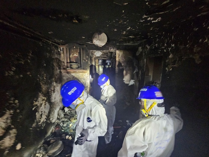 Cháy chung cư Hồng Kông: Thi thể hóa tro bụi, căn hộ cháy đen - Ảnh 2. Cháy chung cư Hồng Kông: Thi thể hóa tro bụi, căn hộ cháy đen - Ảnh 2.