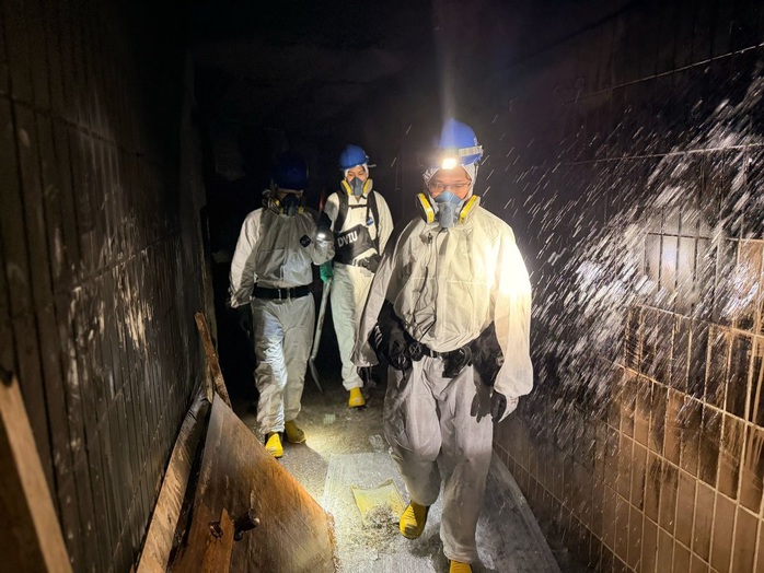 Cháy chung cư Hồng Kông: Thi thể hóa tro bụi, căn hộ cháy đen - Ảnh 6. Cháy chung cư Hồng Kông: Thi thể hóa tro bụi, căn hộ cháy đen - Ảnh 6.