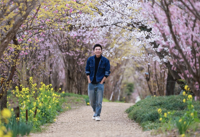 Khoai Lang Thang lên tiếng vì bị so sánh là hoa hồng đen phiên bản nam   - Ảnh 3.