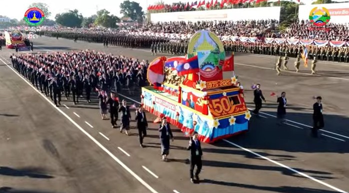 Diễu binh hoành tráng kỷ niệm 50 năm Quốc khánh Lào - Ảnh 1.