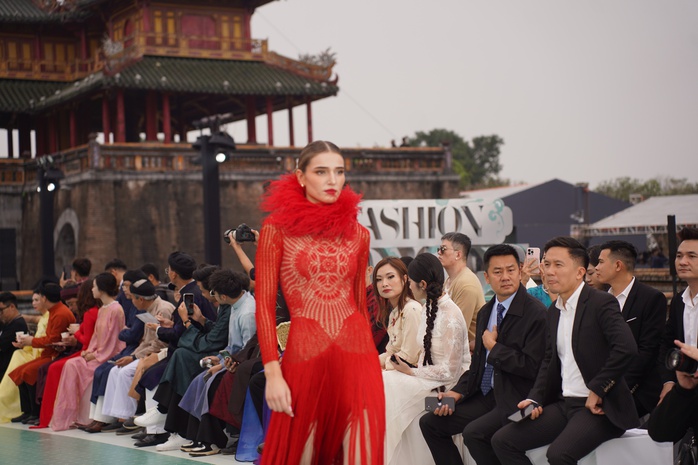 Quảng trường Ngọ môn "bùng nổ" với dàn người đẹp Miss Cosmo 2025 - Ảnh 4.