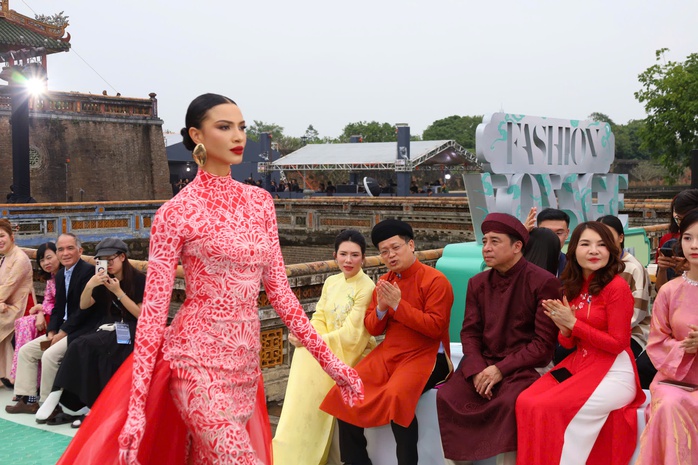 Quảng trường Ngọ môn "bùng nổ" với dàn người đẹp Miss Cosmo 2025 - Ảnh 3.