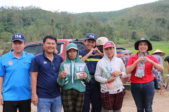 Nghĩa tình của Công an TPHCM với bà con vùng lũ - Ảnh 2.