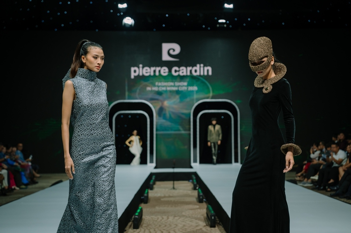 60 mẫu thiết kế Haute Couture "đã mắt" ở Pierre Cardin Fashion Show 2025  - Ảnh 4.