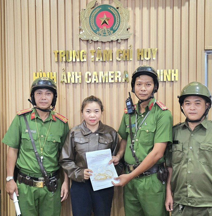 Thanh niên hỏi mua vàng cưới rồi làm liều tại tiệm vàng ở TP HCM - Ảnh 3.