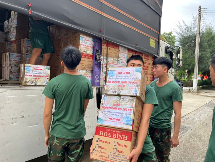 Khánh Hòa tiếp nhận 50.000 tập vở từ Chương trình "Triệu tập vở cho học sinh vùng bị thiên tai" - Ảnh 2.