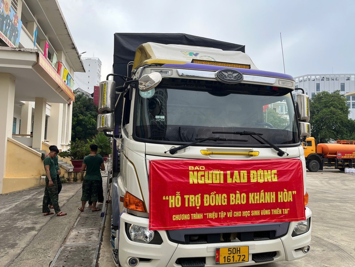 Khánh Hòa tiếp nhận 50.000 tập vở từ Chương trình "Triệu tập vở cho học sinh vùng bị thiên tai" - Ảnh 1.