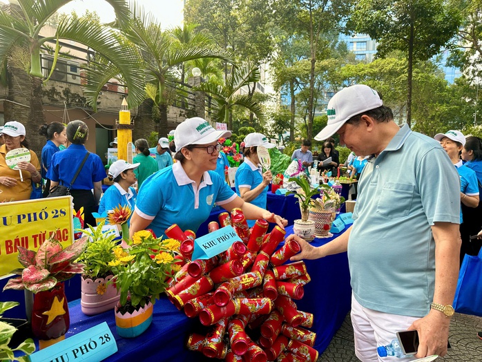 Ngắm những &ldquo;Kho b&aacute;u từ r&aacute;c&rdquo; tại một phường của TPHCM - Ảnh 6.