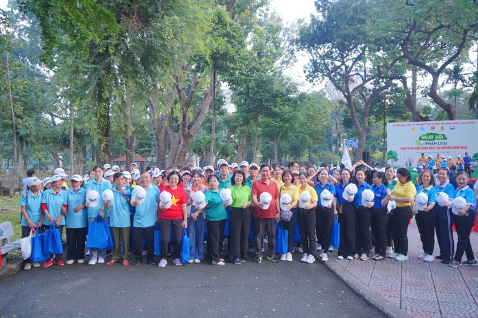 Ngắm những &ldquo;Kho b&aacute;u từ r&aacute;c&rdquo; tại một phường của TPHCM - Ảnh 1.