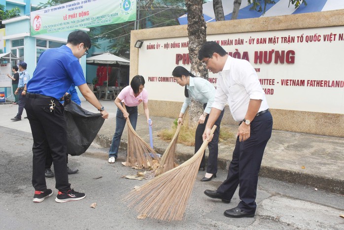 Phường H&ograve;a Hưng k&ecirc;u gọi mỗi người d&acirc;n xem g&oacute;c phố, đường hẻm l&agrave; nh&agrave;; c&ugrave;ng giữ g&igrave;n vệ sinh - Ảnh 6.