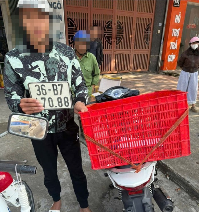 Một shipper đi xe m&aacute;y bị phạt 30 triệu đồng - Ảnh 1.