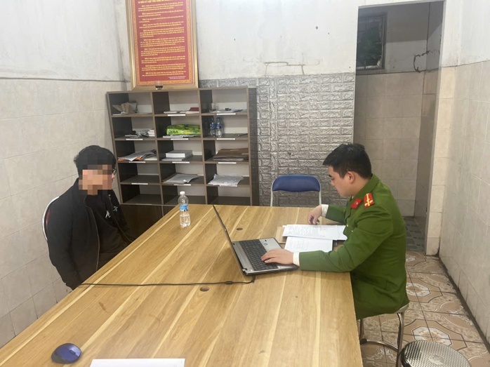 Đòi chia tay nhưng bị từ chối , nam thanh niên tạt dung dịch tẩy bồn cầu vào người tình - Ảnh 1. Đòi chia tay nhưng bị từ chối , nam thanh niên tạt dung dịch tẩy bồn cầu vào người tình - Ảnh 1.