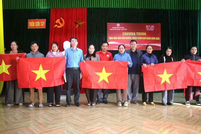 B&aacute;o Người Lao Động tặng 500 l&aacute; cờ Tổ quốc cho ngư d&acirc;n H&agrave; Tĩnh - Ảnh 1.