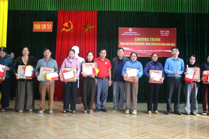 B&aacute;o Người Lao Động tặng 500 l&aacute; cờ Tổ quốc cho ngư d&acirc;n H&agrave; Tĩnh - Ảnh 2.