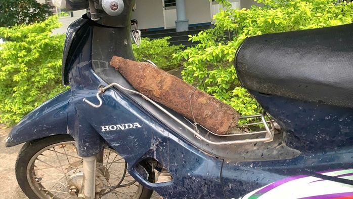 Ph&aacute;t hiện đạn ph&aacute;o chưa nổ , người đ&agrave;n &ocirc;ng giao nộp cho c&ocirc;ng an x&atilde; Tuy An Nam - Ảnh 1.